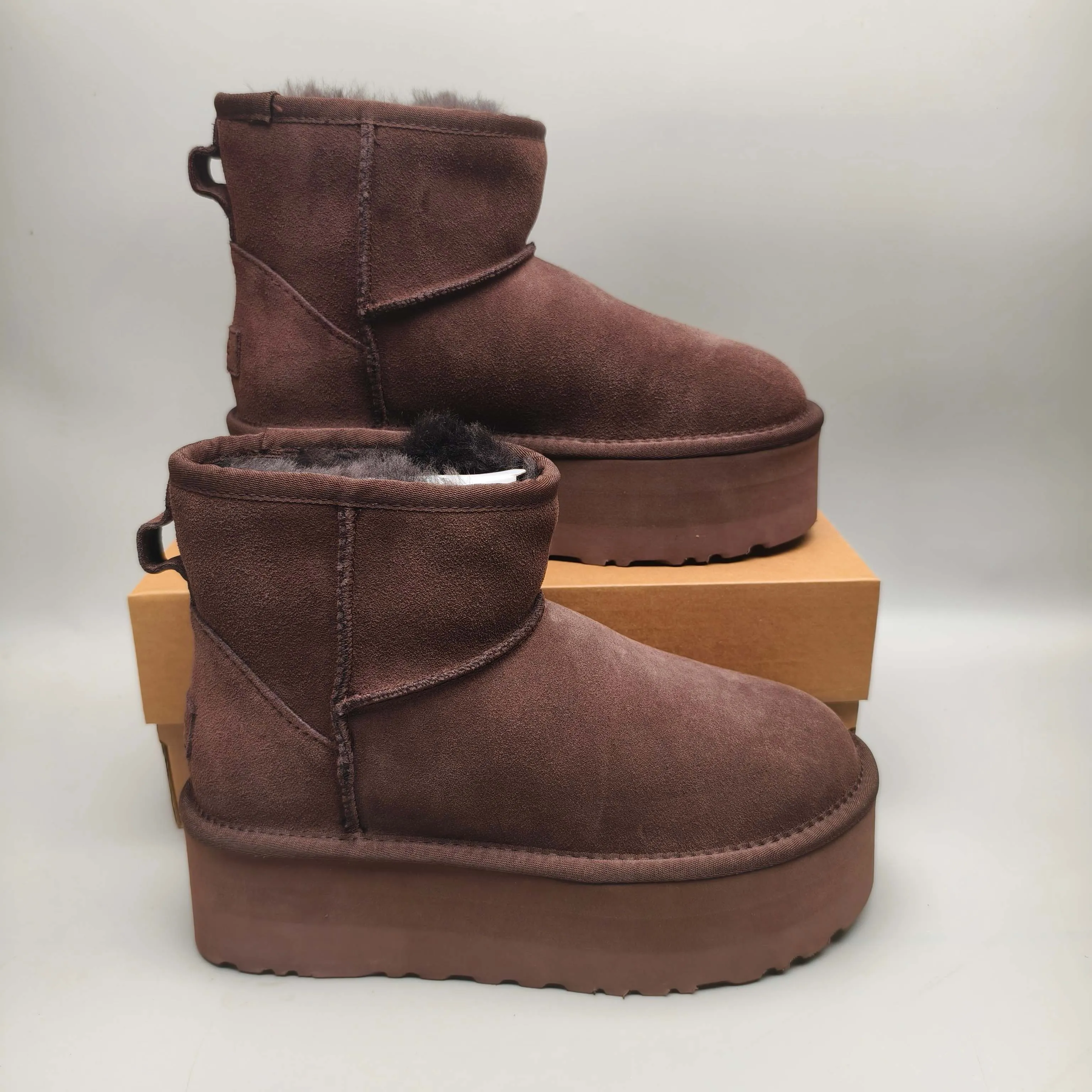 💰520 UGG sheepskin all-in-one snow boots. The official website synchronizes the new autumn and winter women's classic mini (thick sole) short snow boots 1134991, three-layer combination thick sole 5 cm, lightweight and non-slip, suede upper, 17 mm real wool lining, comfortable and casual, simple and fashionable! Color: Maroon Black Military Green Chocolate Size: 35-41